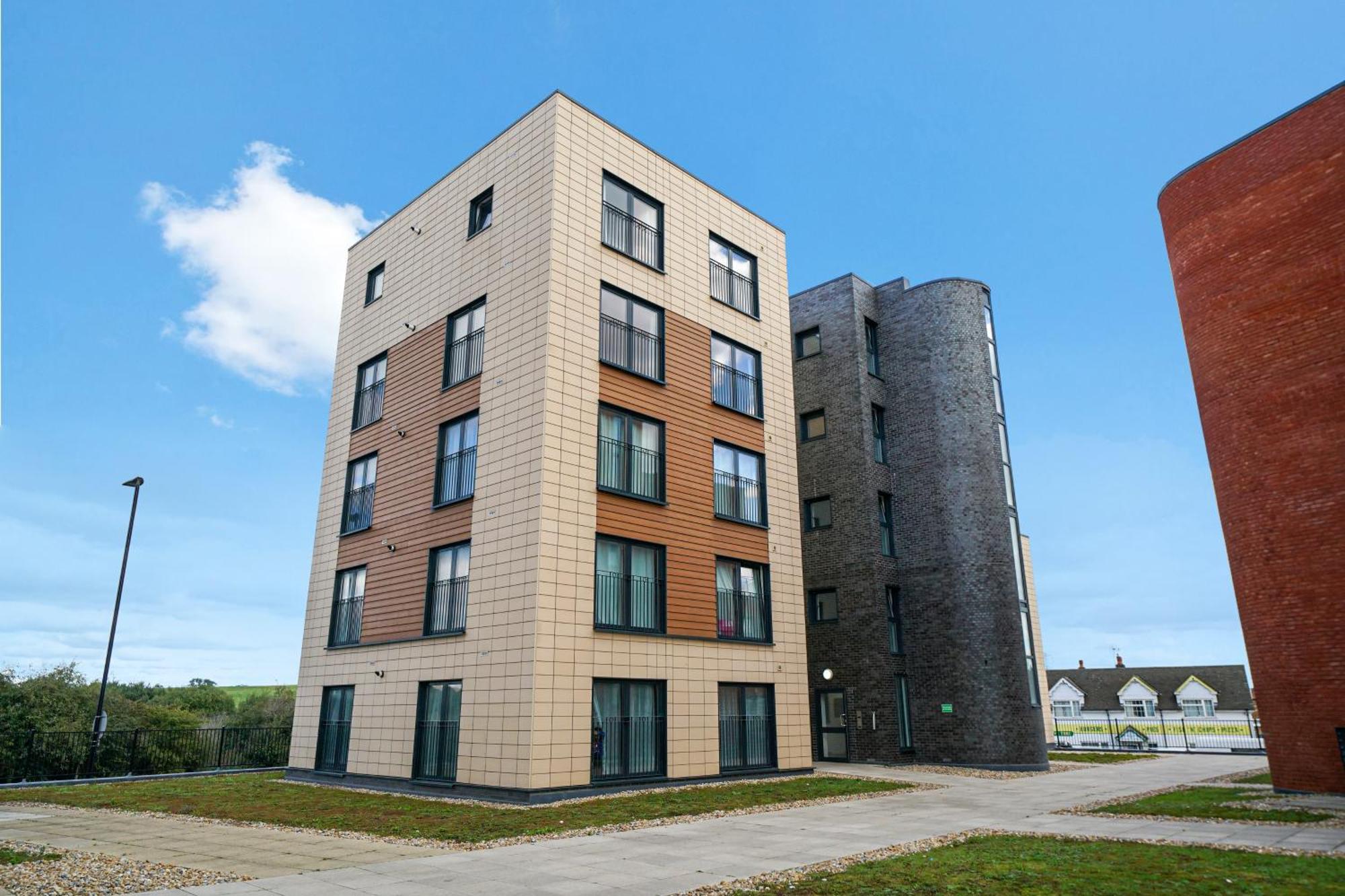 One And Two Bed Apartments Slough Near Heathrow Colnbrook Exteriör bild