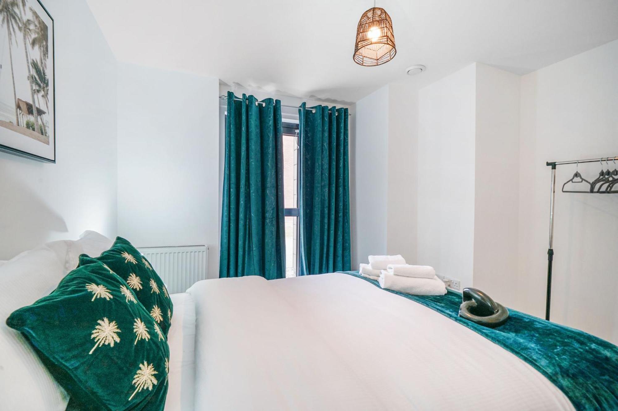 One And Two Bed Apartments Slough Near Heathrow Colnbrook Exteriör bild